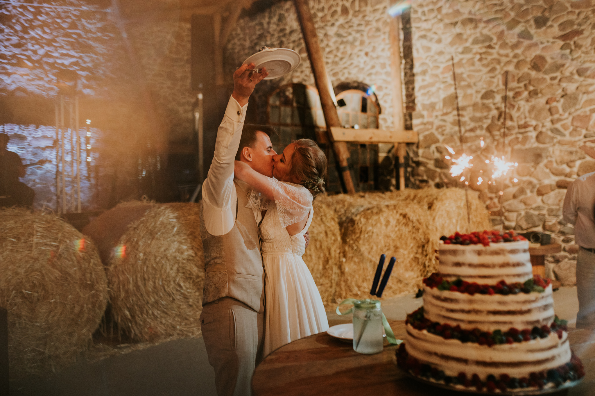 wesele w stodole Folwark Wąsowo, krojenie tortu ślubnego