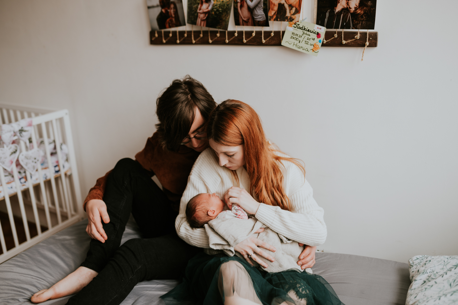 sesja lifesatyle w mieszkaniu w Poznaniu, rodzice przytulają 6 dniową córeczkę